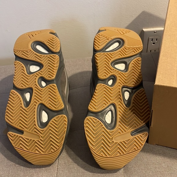 YEEZY Boost 700 V2 Tephra - Picture 10 of 10